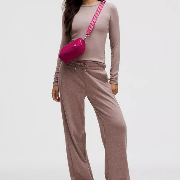 NWT LululemonEverywhere Crossbody Bag 2L Monogram Metallic (Silver) Berry Rumble - Picture 2 of 9